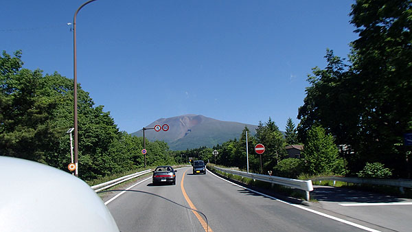 国道１８号線と浅間山